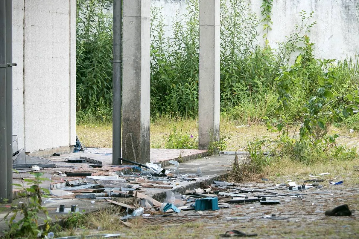 Imagem mostra um prédio da Oi que esta abandonado e servindo de mocó para desocupados.