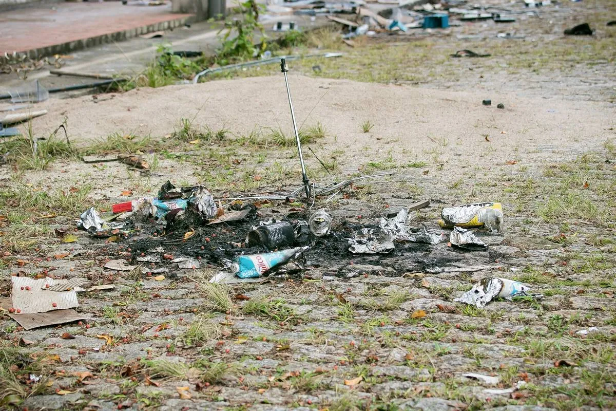 Imagem mostra um prédio da Oi que esta abandonado e servindo de mocó para desocupados.