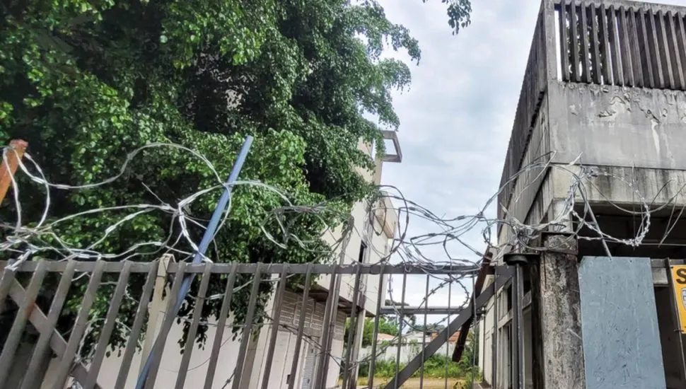 Imagem mostra um prédio da Oi que esta abandonado e servindo de mocó para desocupados.