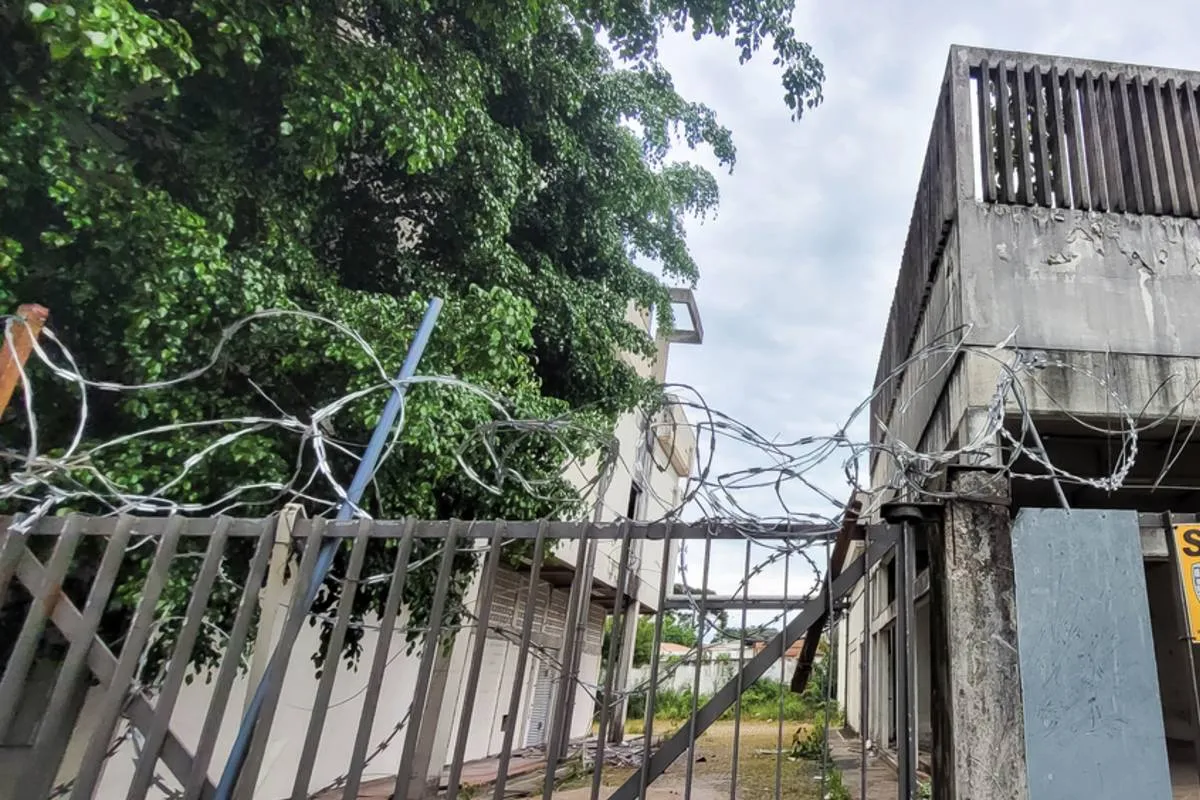 Imagem mostra um prédio da Oi que esta abandonado e servindo de mocó para desocupados.