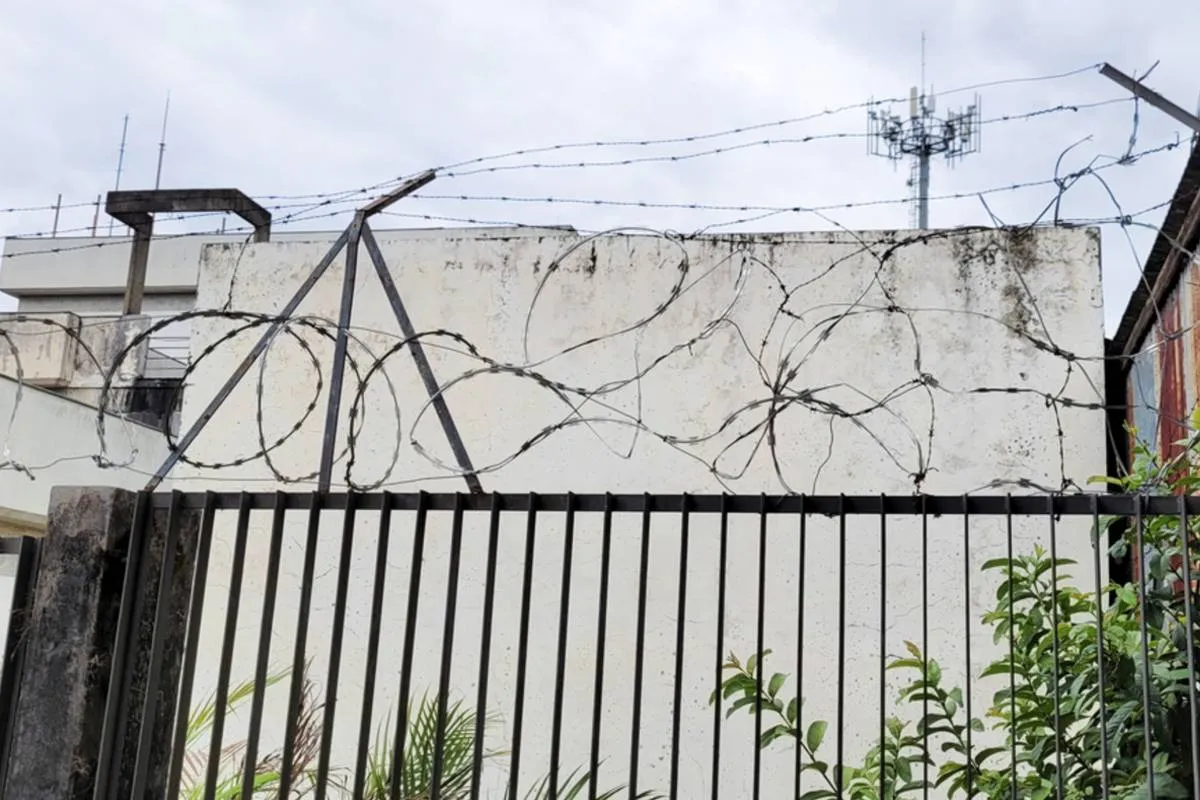 Imagem mostra um prédio da Oi que esta abandonado e servindo de mocó para desocupados.