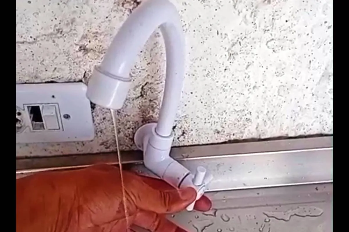 Imagem mostra uma torneira com pouca água,