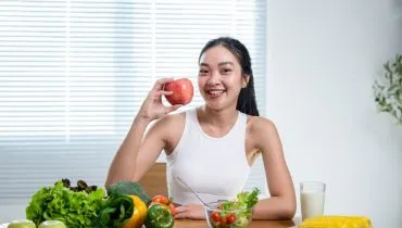 Alimentação leve e hidratação adequada são essenciais para atravessar o verão com mais saúde e disposição (Imagem: Kong AP | Shutterstock)