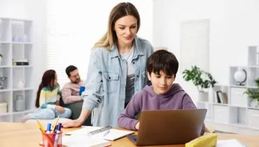 Uma rotina de estudos organizada, com horários para aprender, brincar e descansar, ajuda crianças e adolescentes a manterem o equilíbrio emocional (Imagem: New Africa | Shutterstock)
