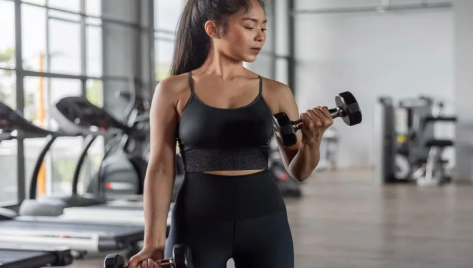 Respeitar os sinais do corpo é fundamental para evitar lesões e queda de desempenho no pós-folia (Imagem: Sarayut Sridee | Shutterstock)