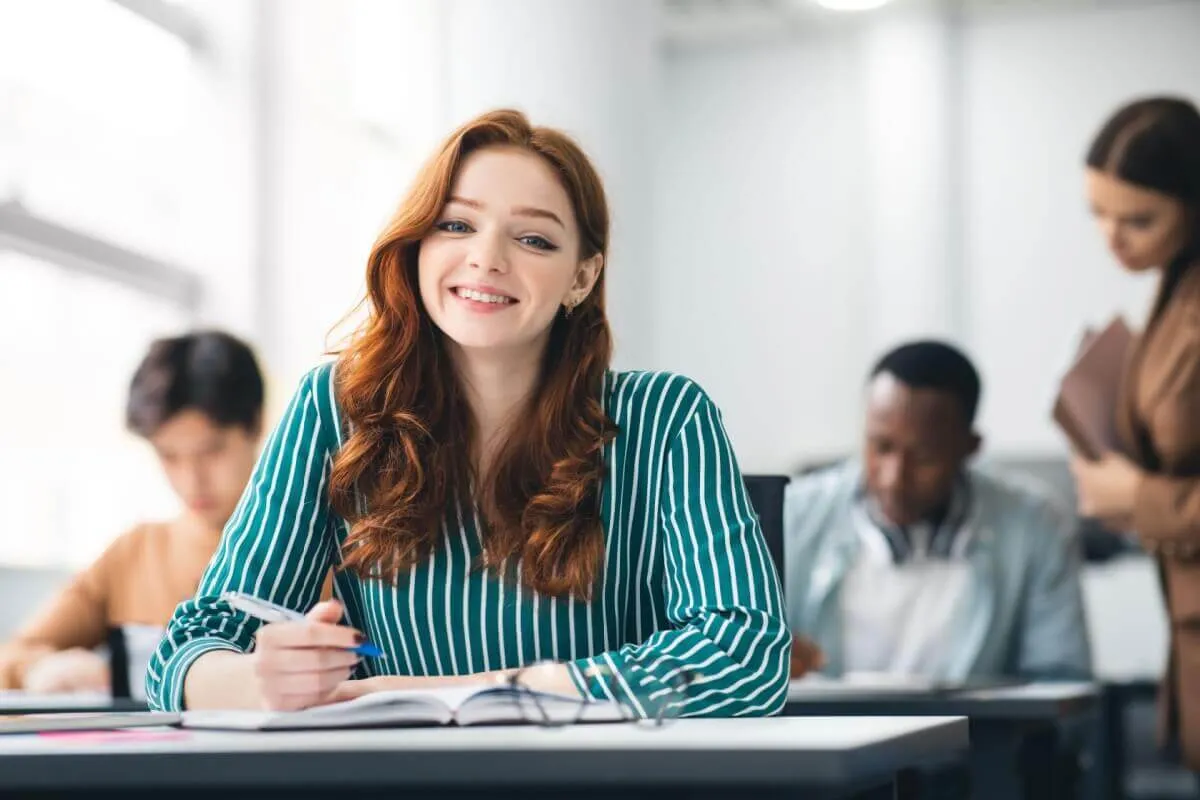 Apoio e acompanhamento adequados ajudam estudantes a lidar com o TDAH no dia a dia (Imagem: Prostock-studio | Shutterstock)