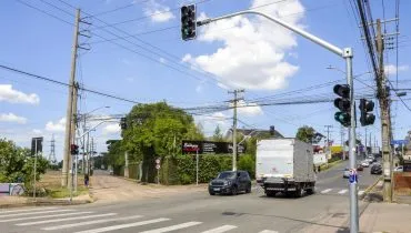 Imagem mostra um sinaleiro em Curitiba.