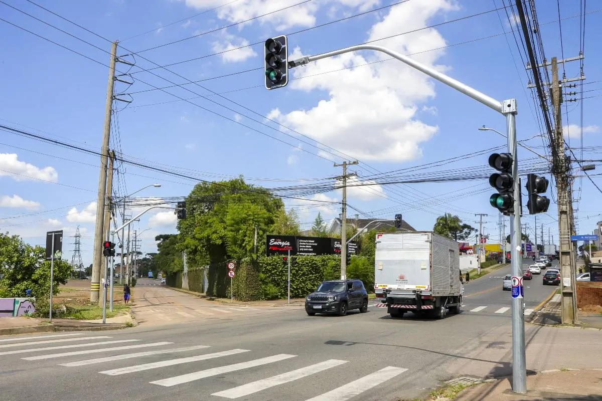 Imagem mostra um sinaleiro em Curitiba.
