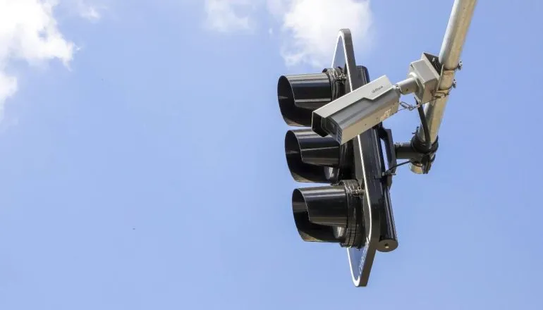 Imagem mostra um sinaleiro em Curitiba.