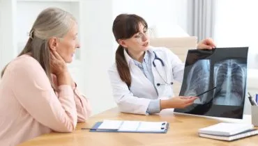 Crianças, idosos e pessoas com doenças crônicas estão entre os grupos mais vulneráveis às infecções pulmonares (Imagem: New Africa | Shutterstock)