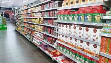 Imagem mostra um corredor de mercado em Curitiba.