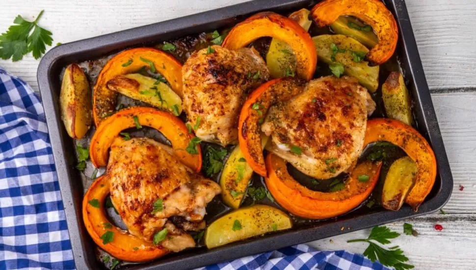 Frango assado com abóbora e batata rústica (Imagem: Rimma Bondarenko | Shutterstock)