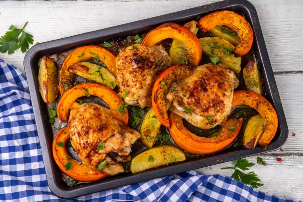 Frango assado com abóbora e batata rústica (Imagem: Rimma Bondarenko | Shutterstock)