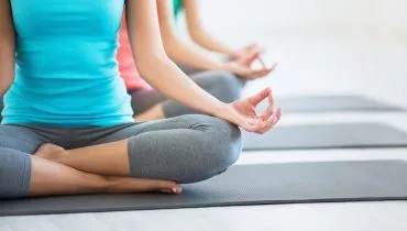 imagem mostra mulheres fazendo yoga