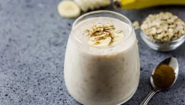 Vitamina de banana com aveia (Imagem: Irina Rostokina | Shutterstock)
