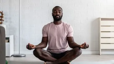 Com o tempo, a prática da meditação contribui para mais clareza mental, equilíbrio emocional e bem-estar (Imagem: Antonio Guillem | Shutterstock)