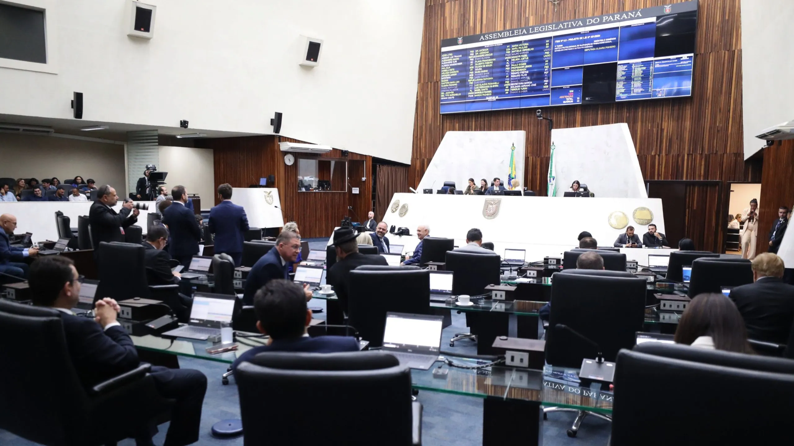Sessão no plenário da Assembleia Legislativa do Paraná aprovou a criação do HUB do Bem, que terá site para cadastro e consulta de entidades com utilidade pública no estado.