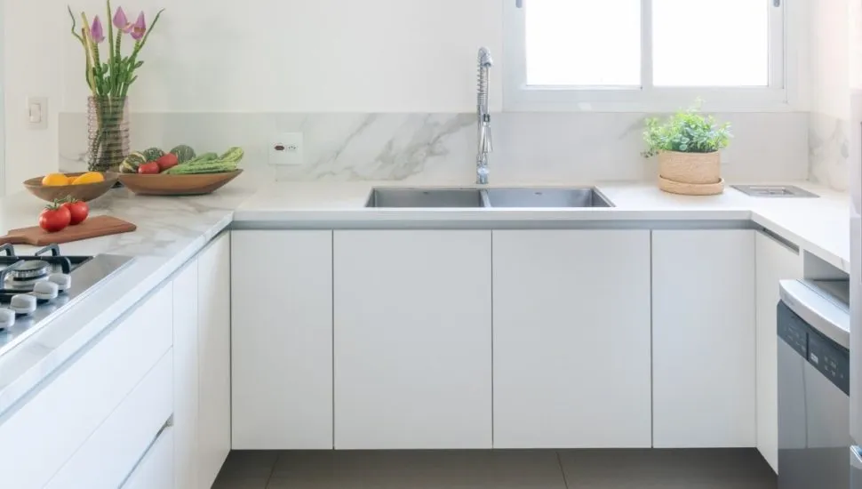 A cuba certa transforma a rotina, organiza tarefas e valoriza o espaço da cozinha (Projeto: Isabella Nalon | Imagem: Julia Herman)