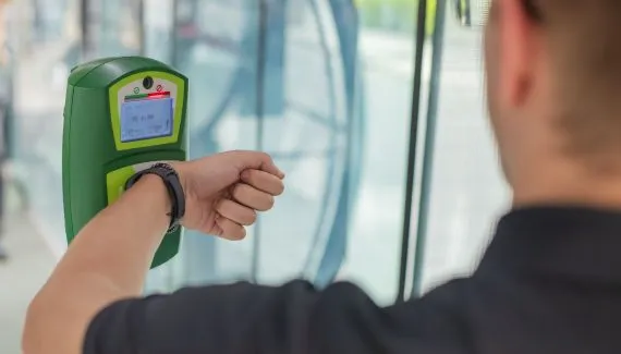 Curitiba retoma pagamento por celular e relógio no transporte público