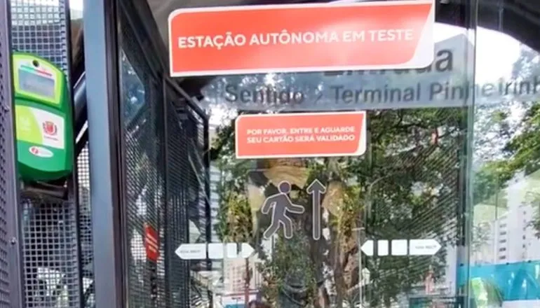 Estação autônoma em Curitiba levanta dúvidas nas redes: “Com esse tempo já perdi uns 3 ônibus”