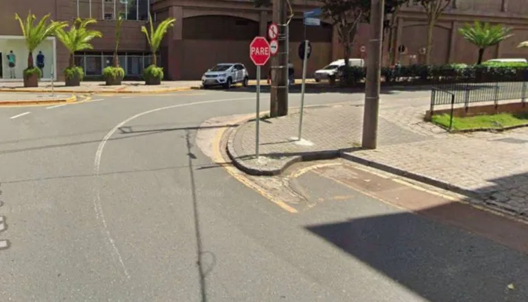 Obra em Curitiba vai criar novo sentido e nova rotatória em rua ao lado de shopping