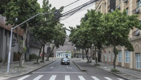 Rua Rockefeller inicia obras para se tornar via de mão dupla em Curitiba