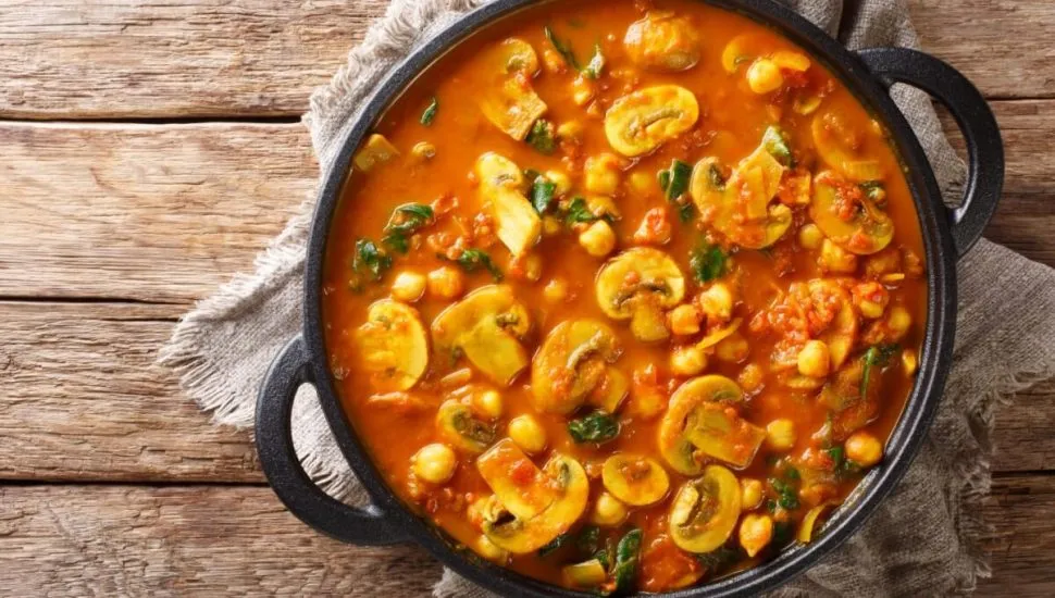 Curry de cogumelos, grão-de-bico e espinafre (Imagem: Sergii Koval | Shutterstock)
