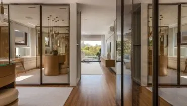 Nos armários e cristaleiras, o vidro reflecta cria uma estética dinâmica que se transforma conforme a luz do ambiente (Projeto: Meneghisso & Pasquotto Arquitetura | Imagem: JP Image)