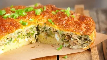 Torta de atum com ovo e cebolinha (Imagem: photobobs | Shutterstock)