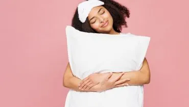Enquanto dormimos profundamente, o corpo estimula mecanismos que restauram as células, favorecendo o viço da pele e a revitalização (Imagem: ViDI Studio | Shutterstock)