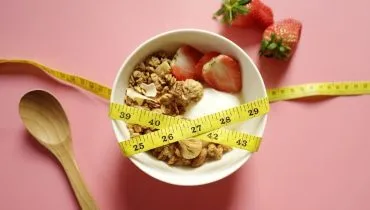 A alimentação pode ajudar a combater a gordura abdominal (Imagem: Boontoom Sae-Kor | Shutterstock)