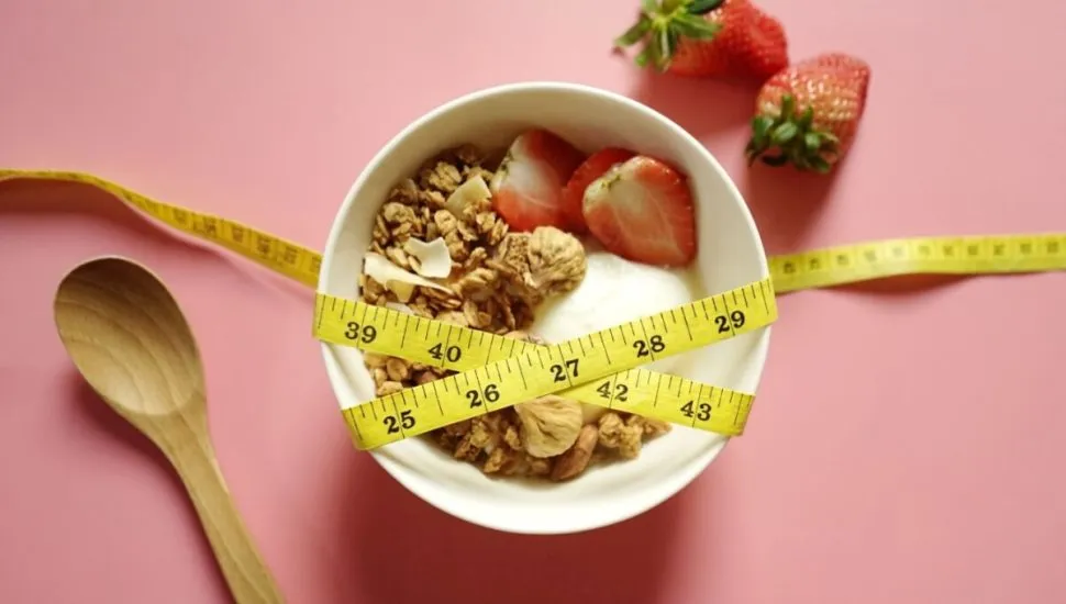 A alimentação pode ajudar a combater a gordura abdominal (Imagem: Boontoom Sae-Kor | Shutterstock)