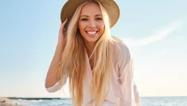 Cuidados com os cabelos no verão mantêm os fios saudáveis e bonitos (Imagem: Shutterstock | garetsworkshop)