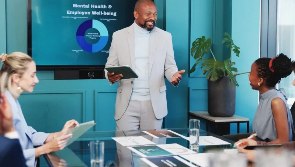 Programas estruturados em saúde mental no trabalho são importantes e costumam trazer produtividade aos integrantes da equipe (Imagem: PeopleImages | Shutterstock)