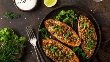 Batata-doce recheada com grão-de-bico (Imagem: Anna Shepulova | Shutterstock)