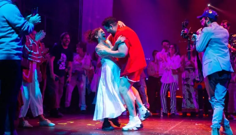 Companhia traz releitura contemporânea de tragédia grega