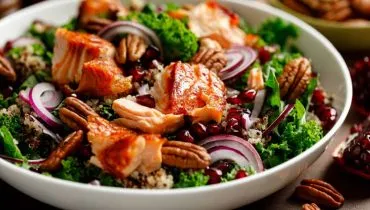 Salada de salmão com nozes e romã (Imagem: Sea Wave | Shutterstock)