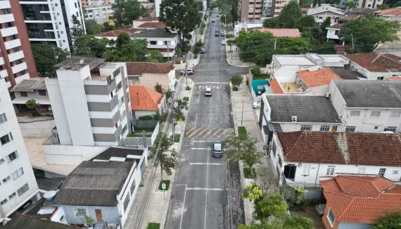 Alameda Presidente Taunay recebe obras de manutenção do asfalto em Curitiba