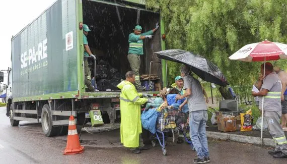 Curitiba oferece troca de recicláveis por alimentos em 12 bairros hoje