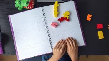 A ausência dos materiais adequados amplia desigualdades e impõe barreiras às crianças com deficiência visual (Imagem: Mishchenko Svitlana | Shutterstock)