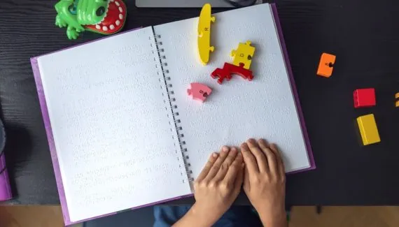 Falta de livros em braille nas escolas em 2026 reacende debate sobre inclusão