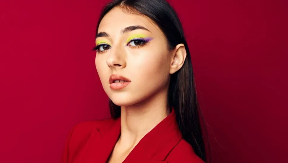 Cores vibrantes reforçam o maximalismo como linguagem de expressão e identidade (Imagem: COOL IMAGES Studio | Shutterstock)