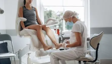 Dor persistente e inflamação frequente podem indicar necessidade de avaliação especializada (Imagem: Standret | Shutterstock)