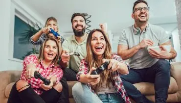 Jogar videogame com os amigos é muito mais interessante (Imagem: adriaticfoto | Shutterstock)