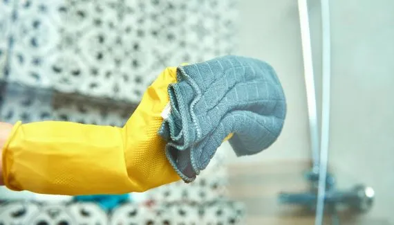 Banheiro sempre brilhando: o truque com vinagre que deixa o box sem manchas e com menos esforço