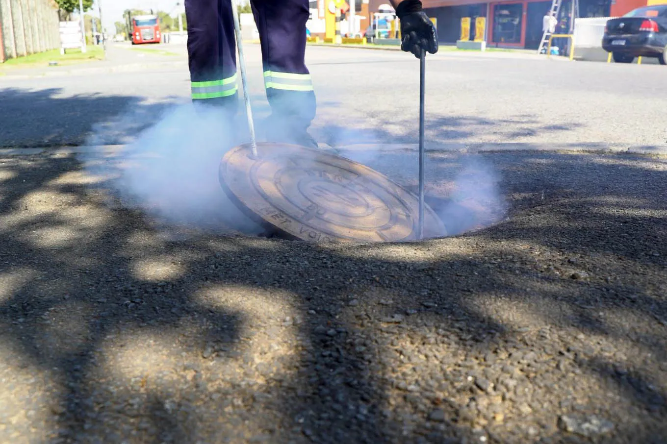 Teste usará fumaça na fiscalização de redes de esgoto em Guaratuba