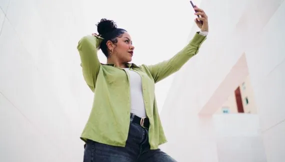 Redes sociais e moda: a transformação do estilo feminino na era digital