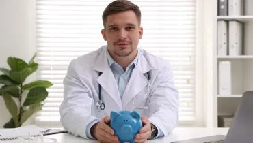 Médicos enfrentam desafios financeiros pouco discutidos, incluindo múltiplas fontes de renda, obrigações fiscais complexas e insegurança nos primeiros anos de atuação (Imagem: New Africa | Shutterstock)