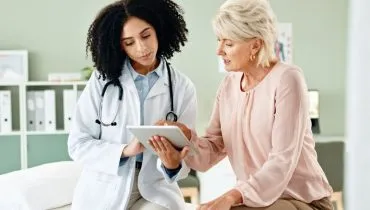 Biomarcadores devem ser interpretados considerando histórico clínico, estilo de vida e sintomas persistentes (Imagem: PeopleImages | Shutterstock)