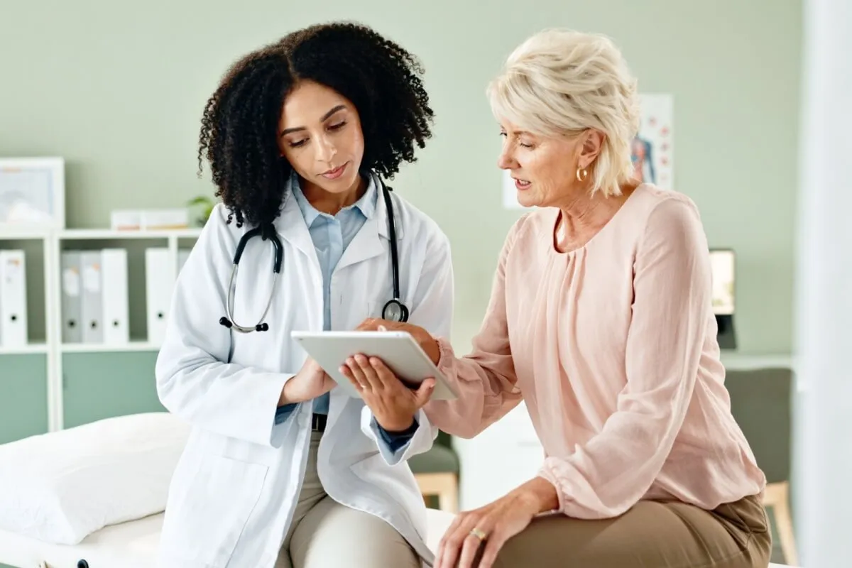 Biomarcadores devem ser interpretados considerando histórico clínico, estilo de vida e sintomas persistentes (Imagem: PeopleImages | Shutterstock)